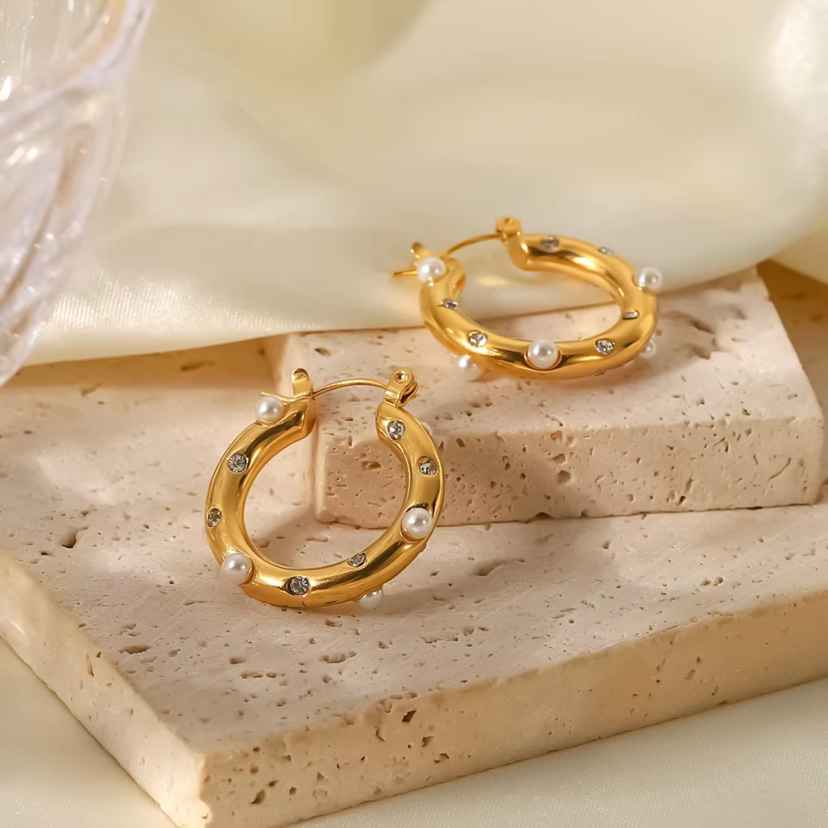 Brinco Feminino de Argola Kaari com Pérolas Banhado à Ouro 18k