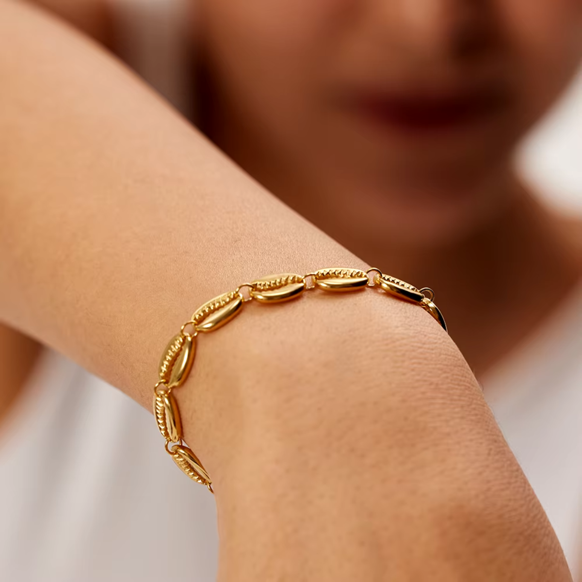 Pulseira Feminina Concha de Aço Banhado à Ouro 18k