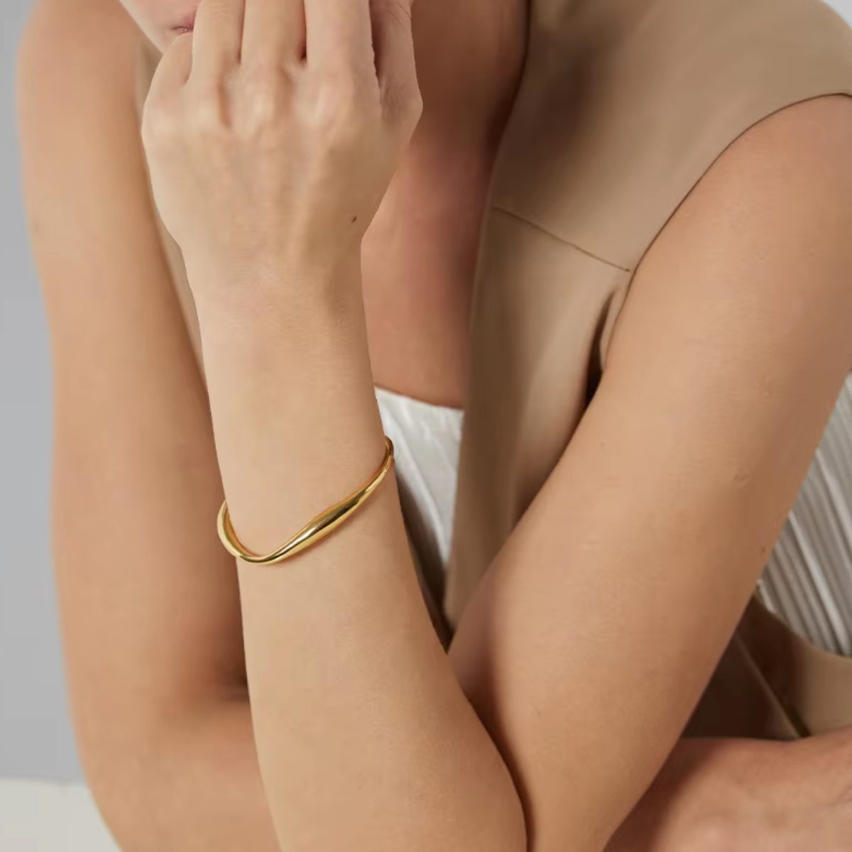 Pulseira Feminina Aberta Finch de Aço Banhado à Ouro 18k