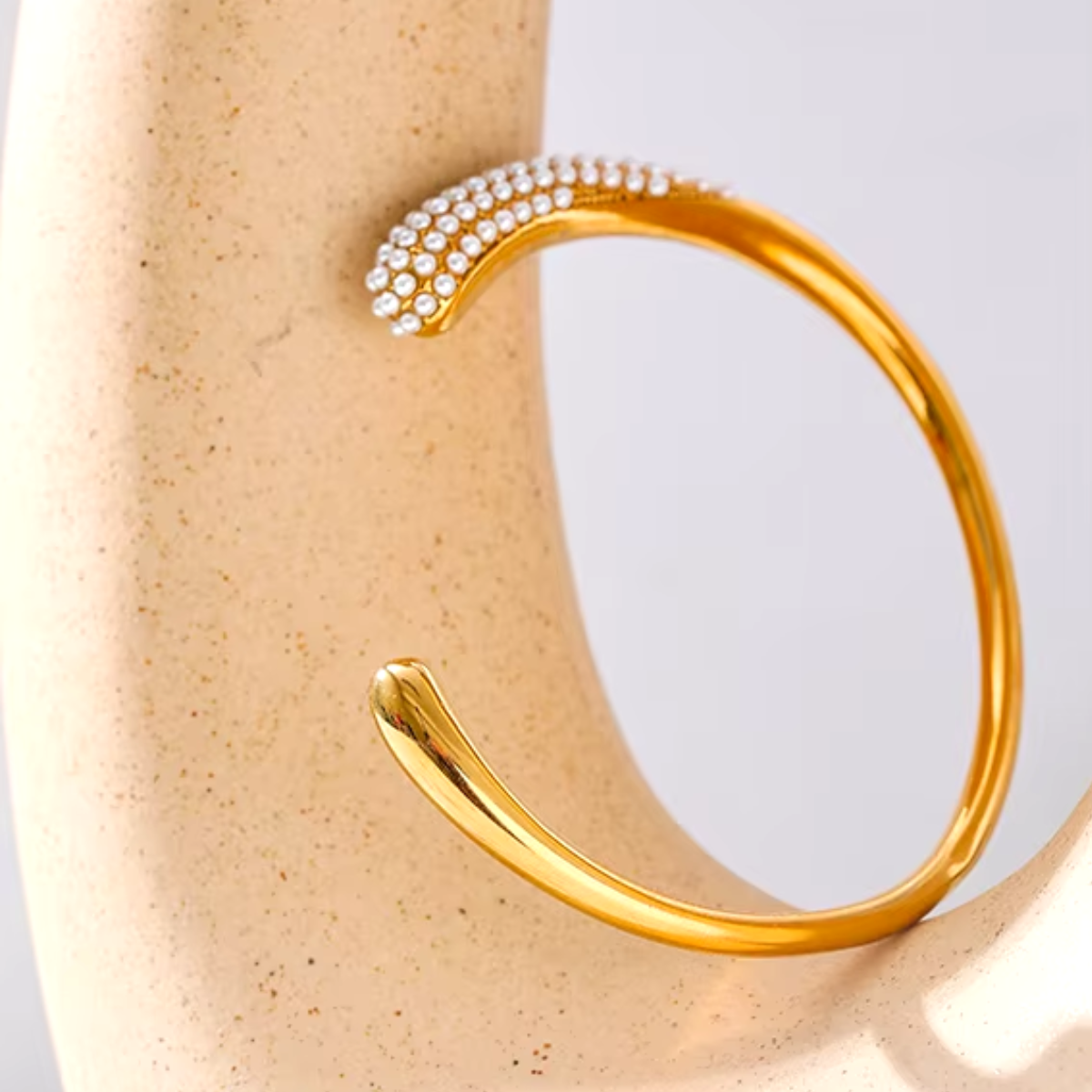 Pulseira Feminina Aberta Clair de Aço Banhado à Ouro 18k